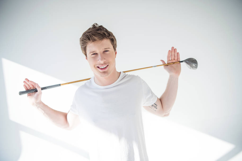 молодий чоловік грає в гольф
 - Фото, зображення