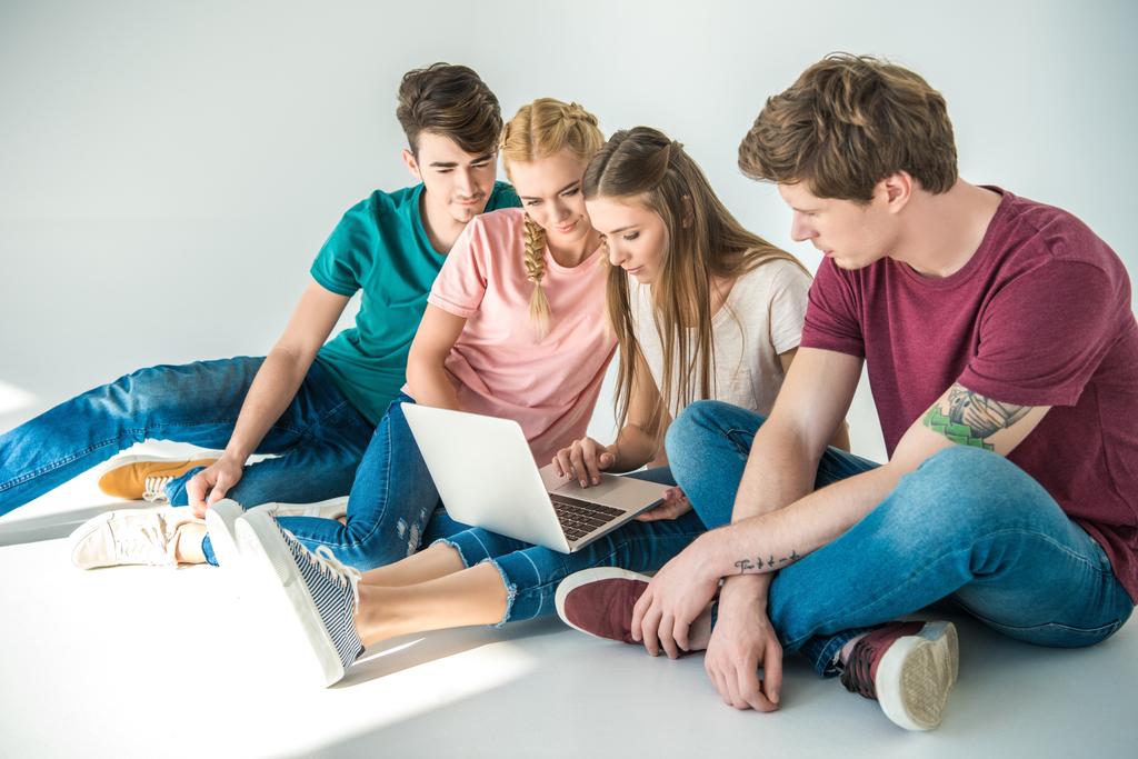 Jeunes amis utilisant un ordinateur portable
 - Photo, image