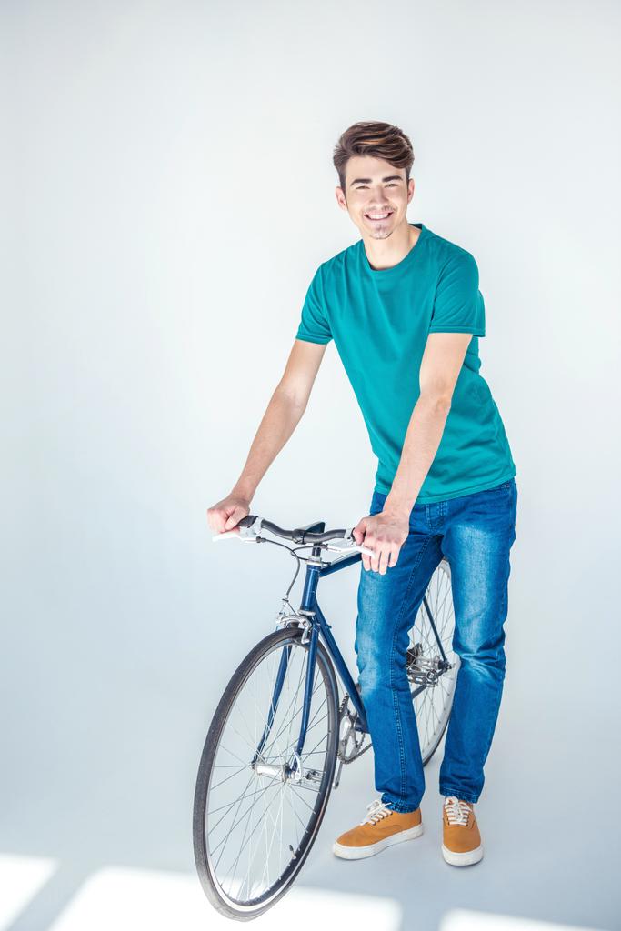 Bisikletli genç adam - Fotoğraf, Görsel