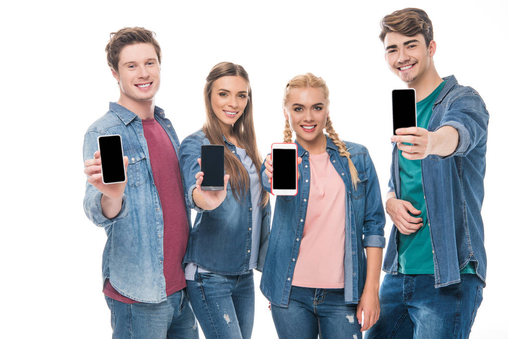 Młodzi przyjaciele trzymając smartfonów  - Zdjęcie, obraz
