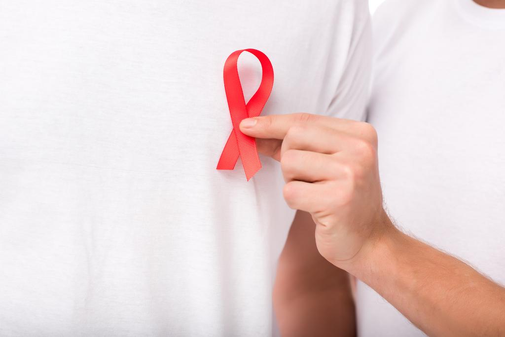 człowiek, dołączania aids wstążki na t-shirt - Zdjęcie, obraz