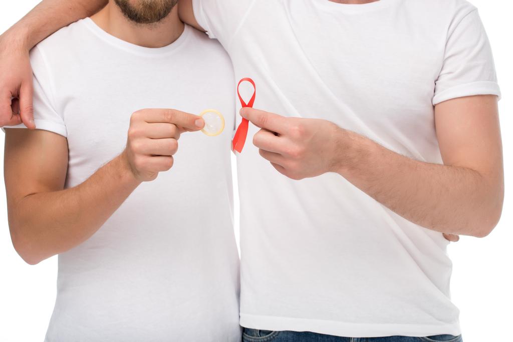 γκέι ζευγάρι με κορδέλα του aids και προφυλακτικό - Φωτογραφία, εικόνα