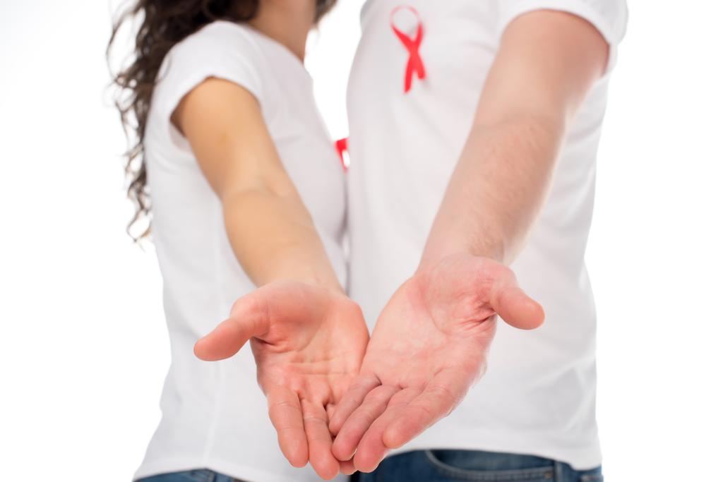 pareja en camisetas blancas con cintas de sida
 - Foto, imagen