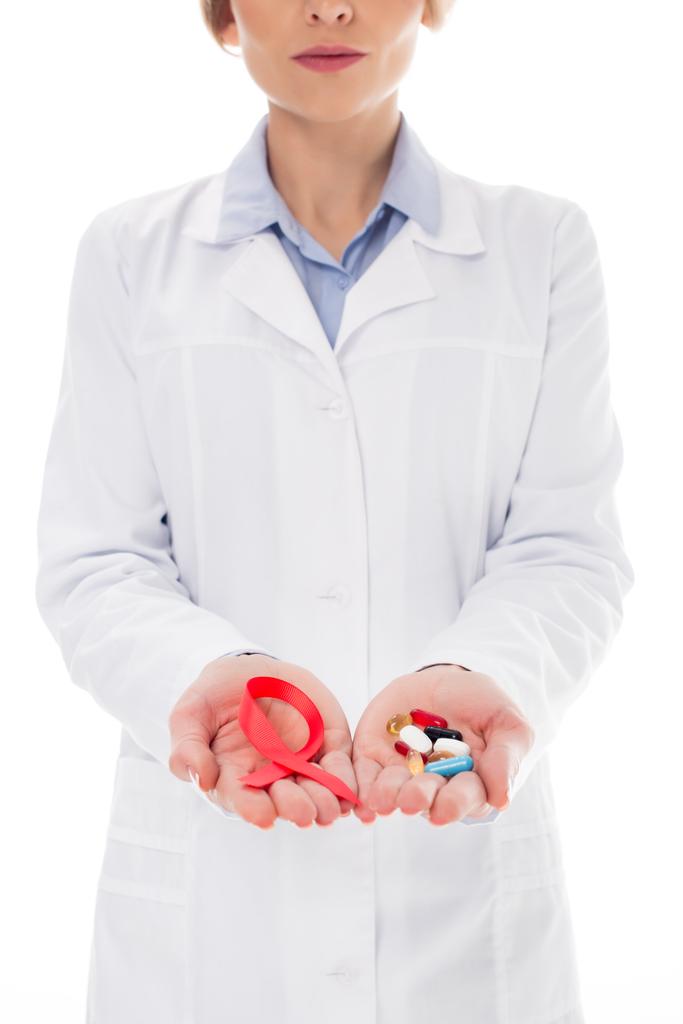 лікар зі стрічкою та таблетками
 - Фото, зображення