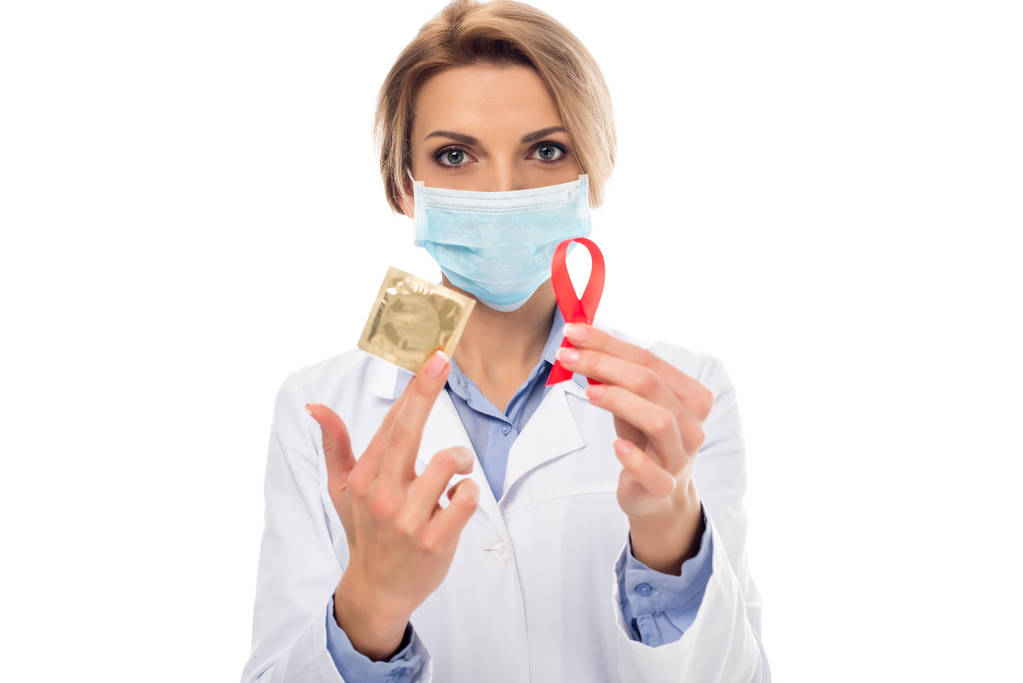 врач с лентой и презервативом
 - Фото, изображение