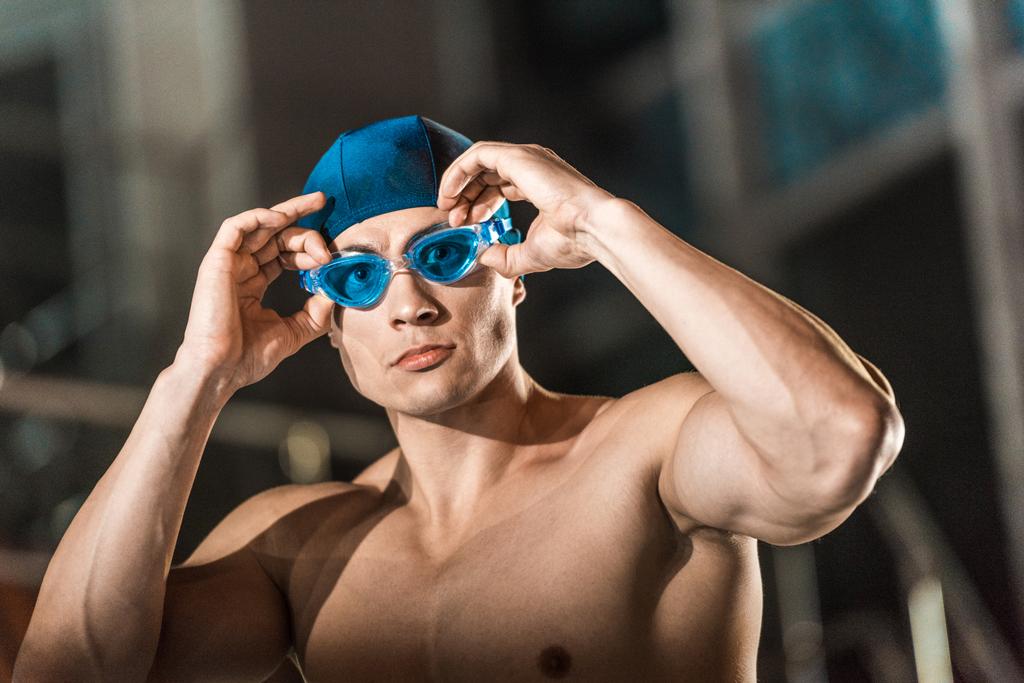 nadador muscular con gafas
 - Foto, Imagen