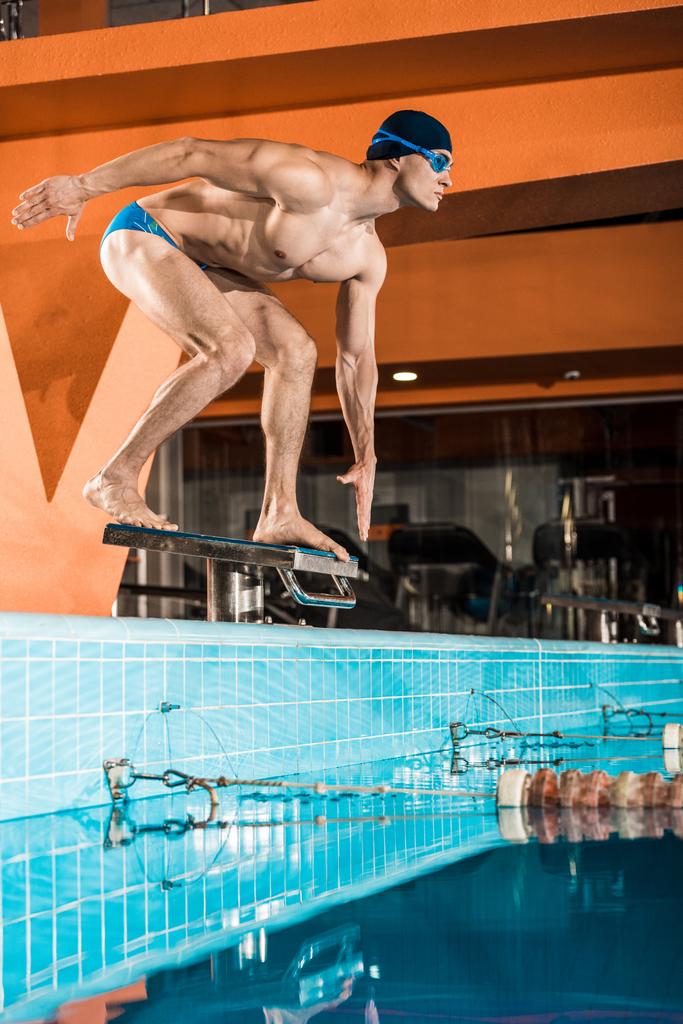 Schwimmer auf Sprungbrett bereit zum Sprung - Foto, Bild