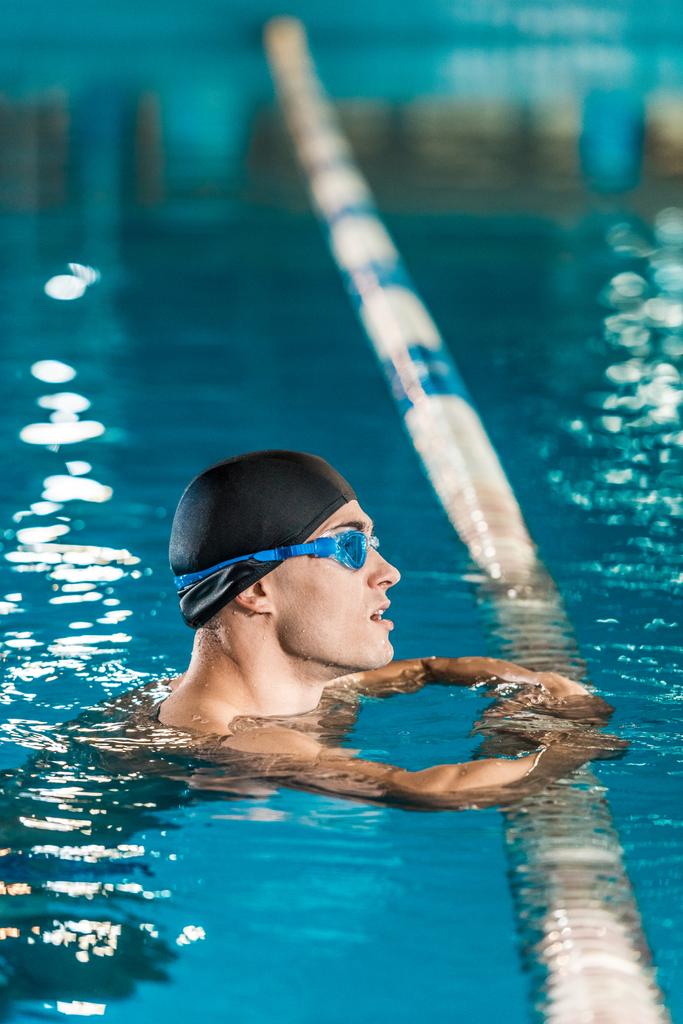 nadador em touca de natação e óculos
 - Foto, Imagem