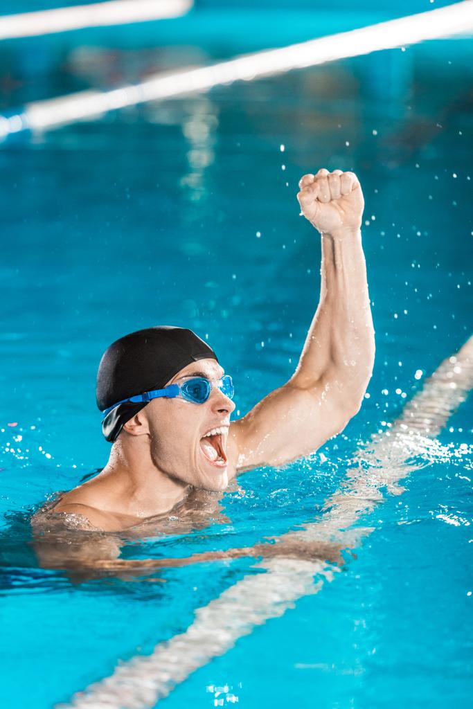 победивший мышечный пловец
 - Фото, изображение