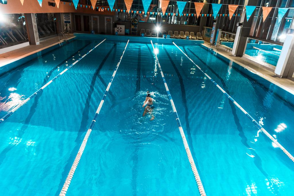 nadador en piscina de competición
  - Foto, imagen