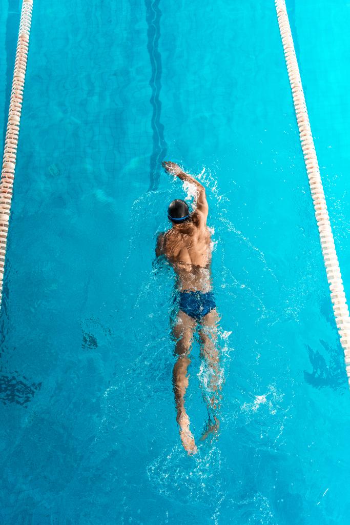 úszó a medencében  - Fotó, kép