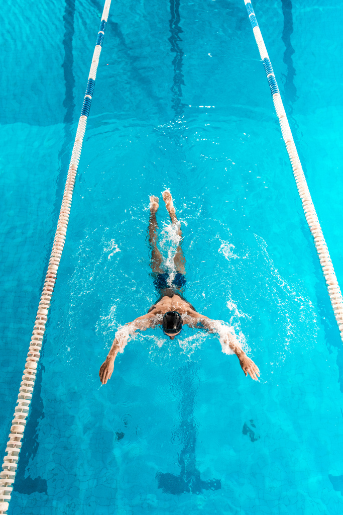 Пловец в бассейне
  - Фото, изображение