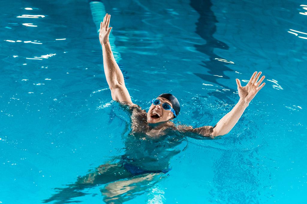 nadador excitado en gafas
  - Foto, Imagen