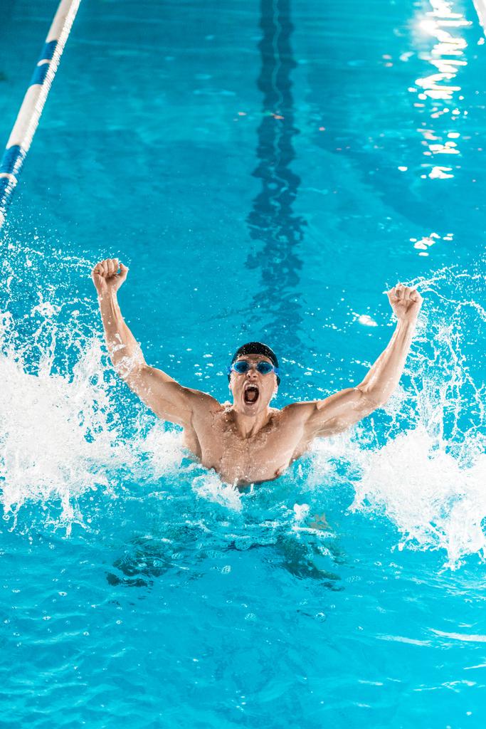 nadador animado na piscina
 - Foto, Imagem