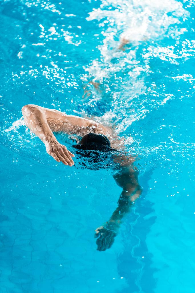 Плавець плаває в басейні
  - Фото, зображення