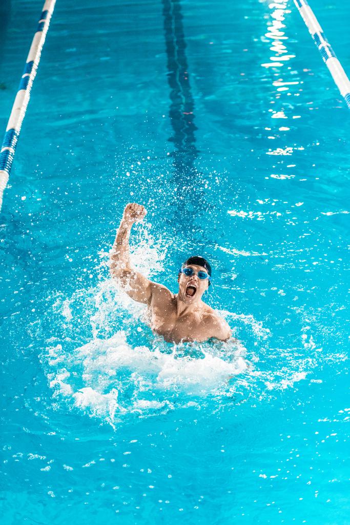 nadšený plavec dělat splash - Fotografie, Obrázek