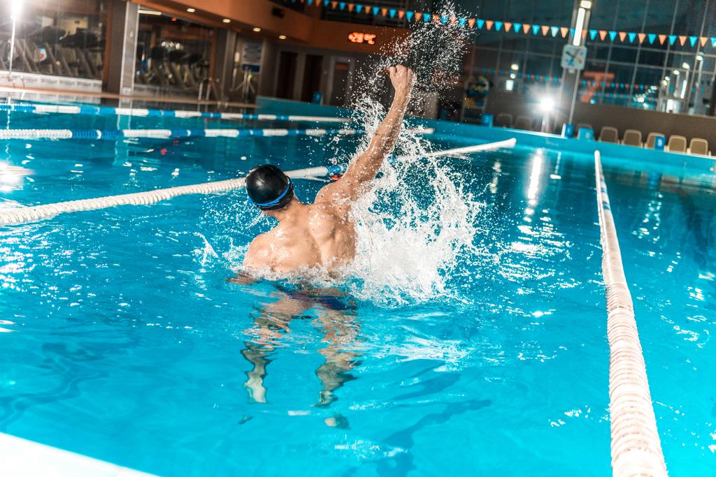 Schwimmerin gewinnt im Pool - Foto, Bild