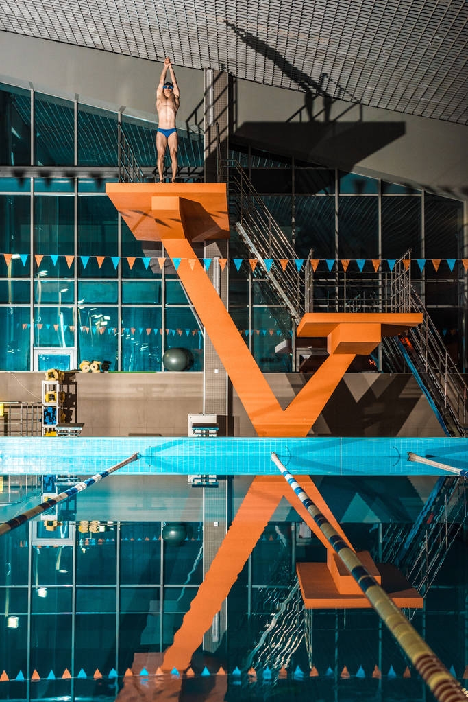 плавець на пірнаючій платформі готовий стрибати
 - Фото, зображення
