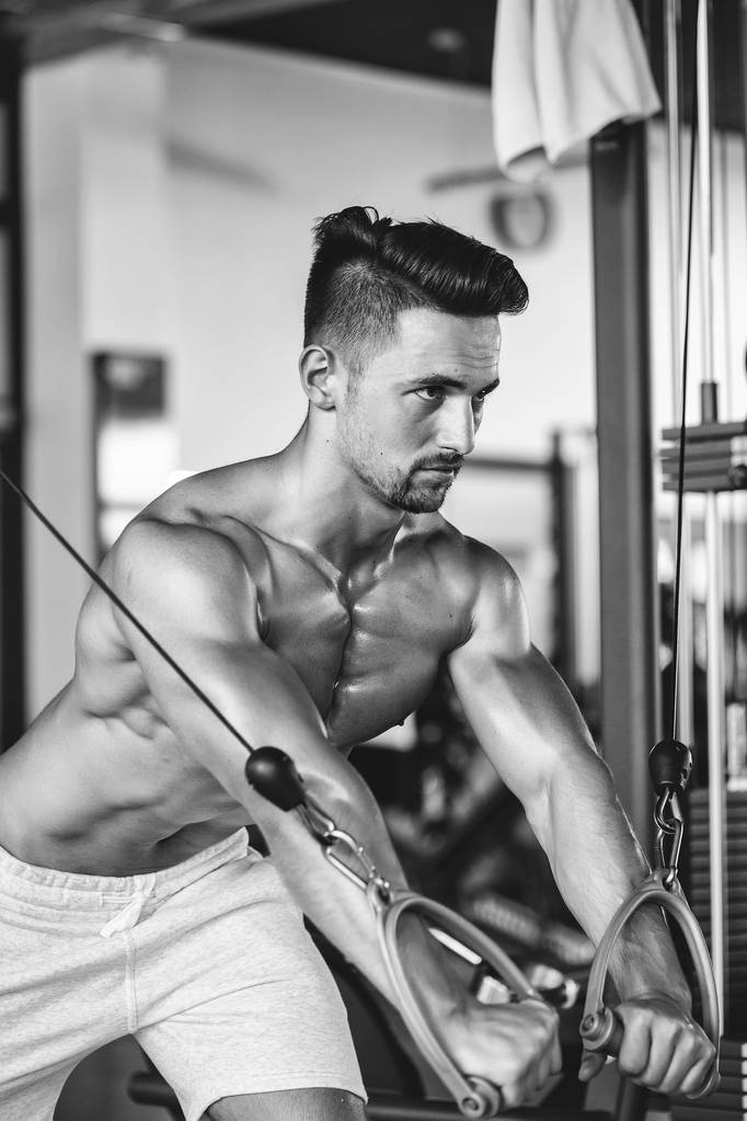 musculoso hombre entrenamiento en gimnasio - Foto, Imagen