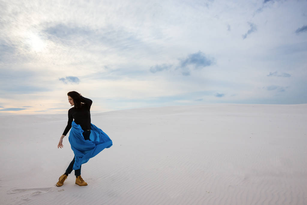 Romantická dívka, v létající modrý šátek - Fotografie, Obrázek