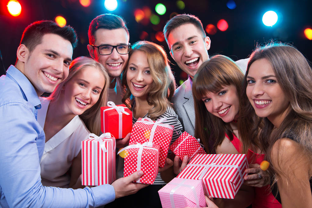 Щаслива група молодих людей зі святковими подарунками
 - Фото, зображення