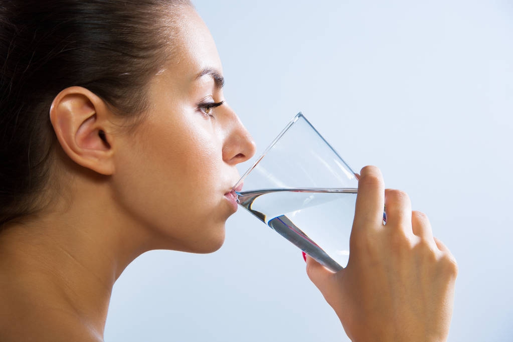 nő ivóvíz üvegből - Fotó, kép