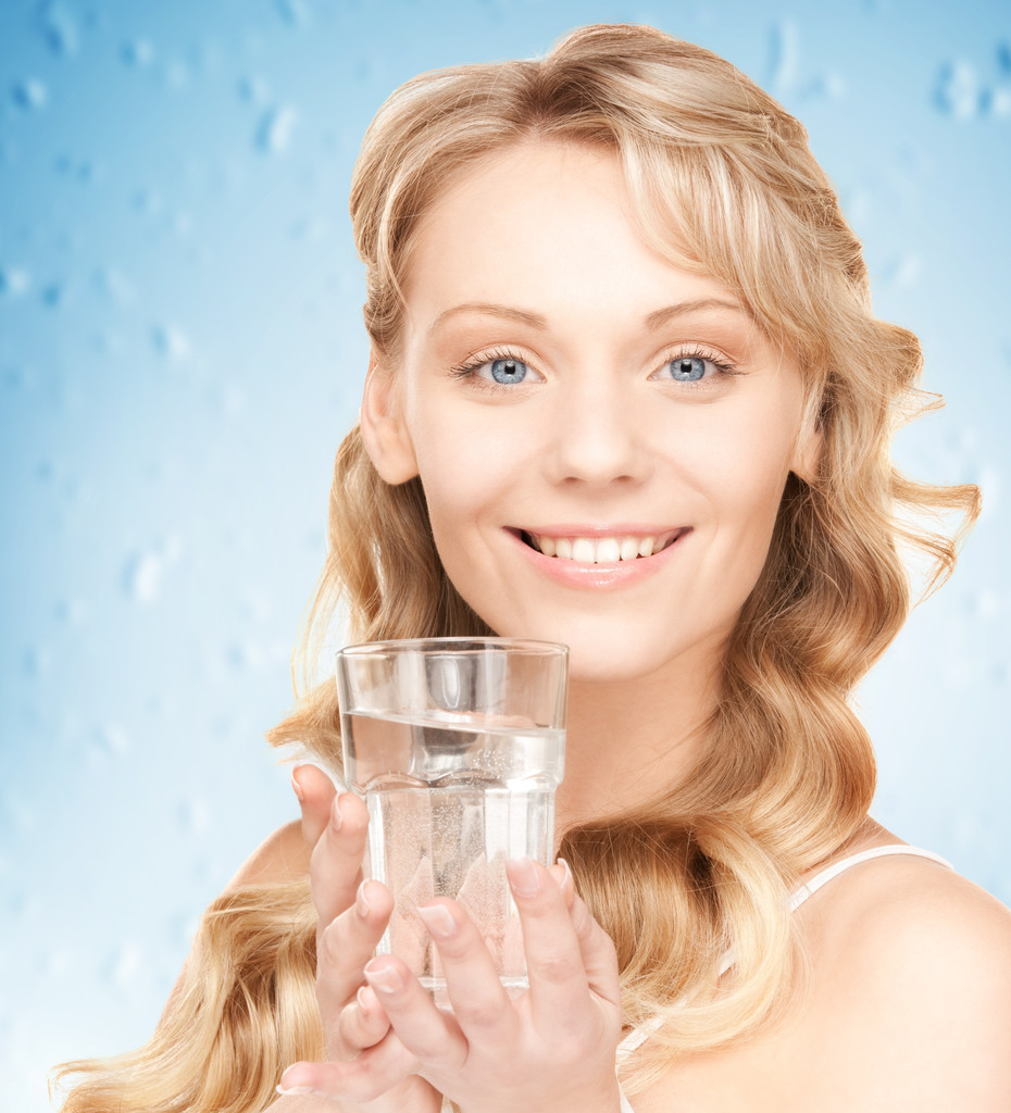 kobieta ręce, trzymając szklankę wody - Zdjęcie, obraz