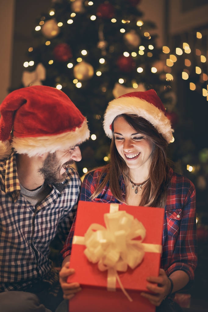 Paar zum neuen Jahr um Mitternacht sucht Geschenk - Foto, Bild