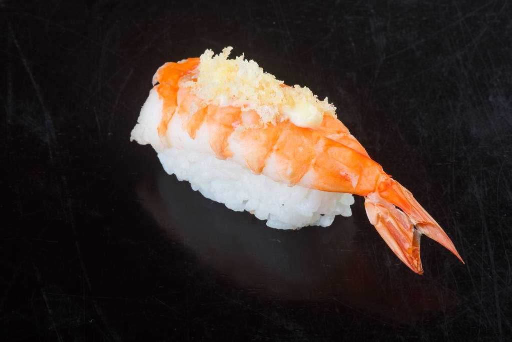 japán konyha. Sushi garnélarák a háttérben - Fotó, kép