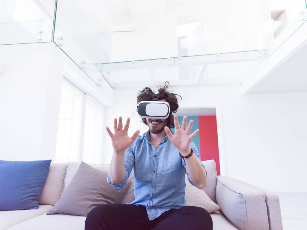 homem obtendo experiência usando VR
  - Foto, Imagem