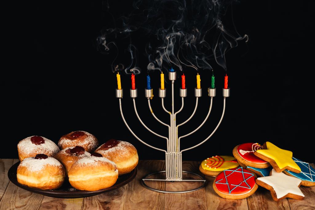 伝統的なユダヤ人本枝の燭台やお菓子 - 写真・画像