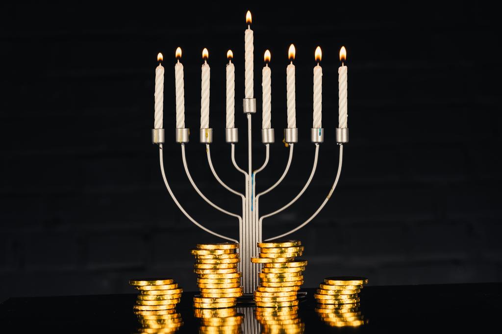 menorah, kynttilät ja kolikot
 - Valokuva, kuva