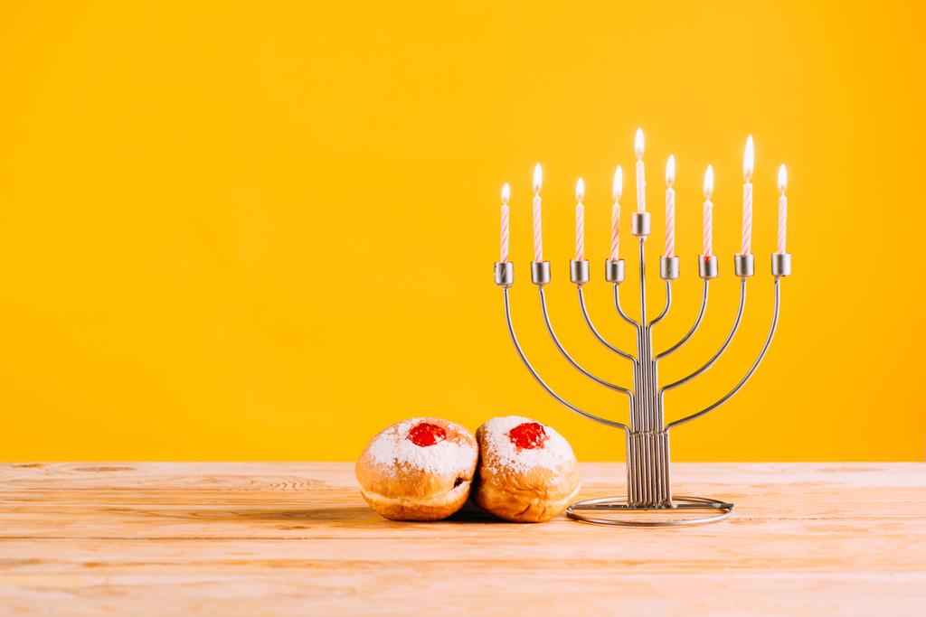 Hanukkah vieren met menora en donuts - Foto, afbeelding