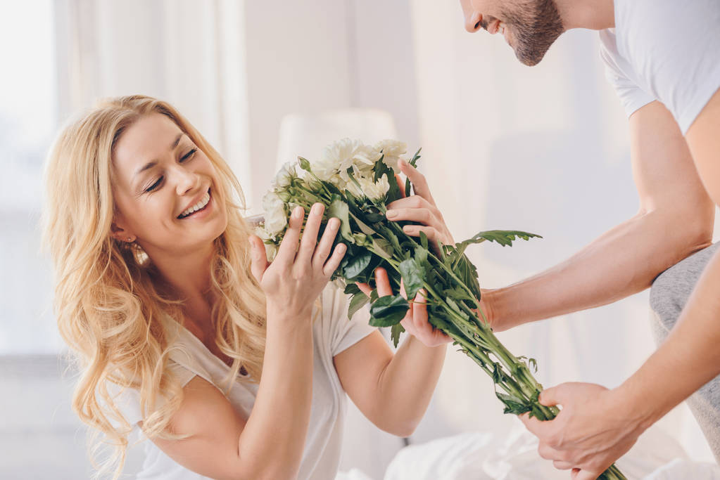 Mann überreicht Blumen für Freundin - Foto, Bild