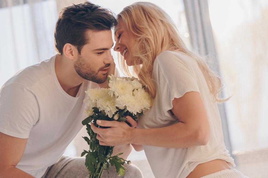 ガール フレンドのための花を提示する男 - 写真・画像