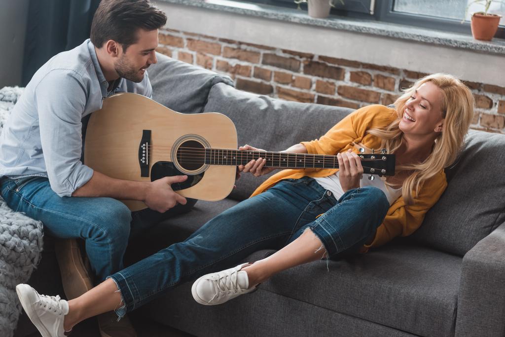 ζευγάρι αγωνίζονται για κιθάρα - Φωτογραφία, εικόνα
