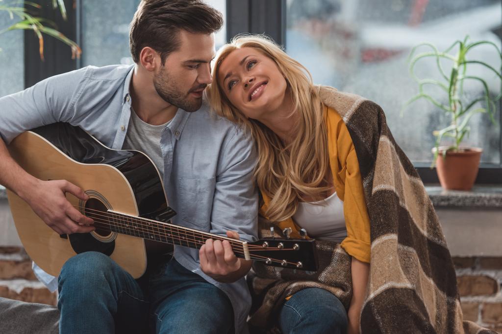 Muž hraje na kytaru pro přítelkyni - Fotografie, Obrázek