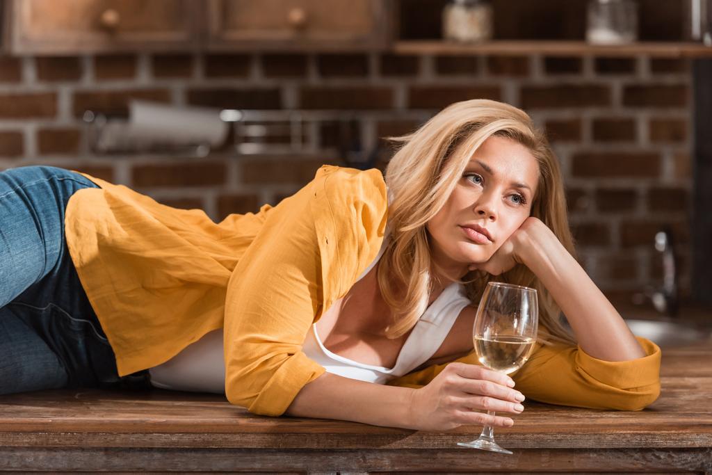 vrouw met glas wijn ontspannen op tafel - Foto, afbeelding