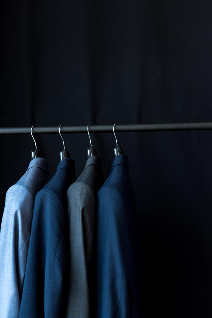 Pak jassen op hangers - Foto, afbeelding