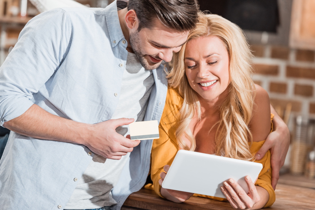 ζευγάρι κάνει e-shopping με tablet - Φωτογραφία, εικόνα