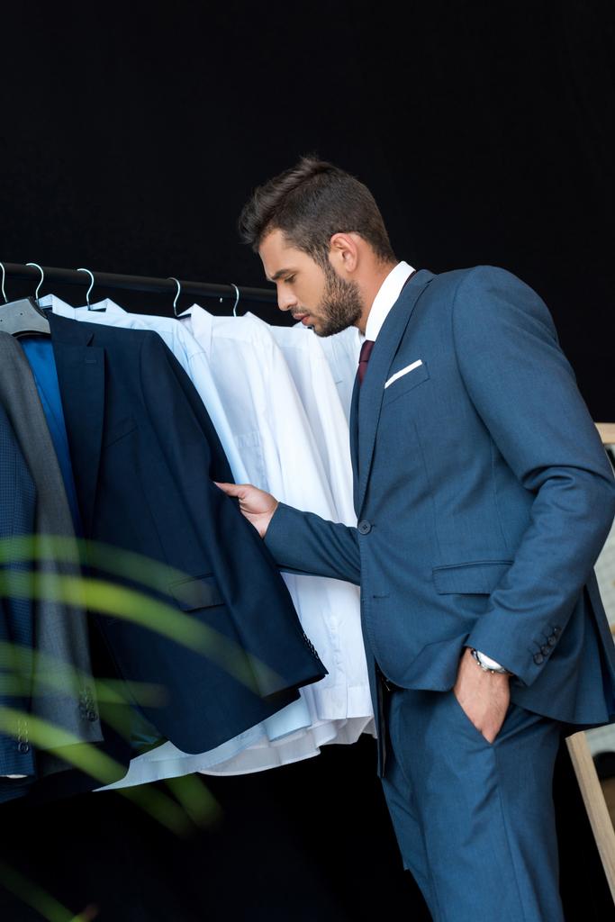 hombre de negocios elegir traje en boutique
 - Foto, Imagen