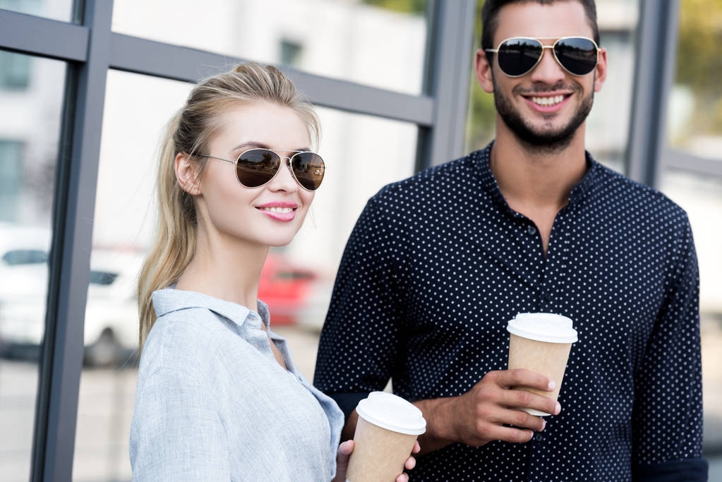jeune couple avec café à emporter
 - Photo, image