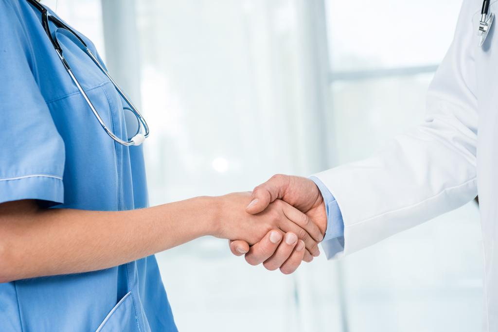 Médico e enfermeira apertando as mãos
 - Foto, Imagem