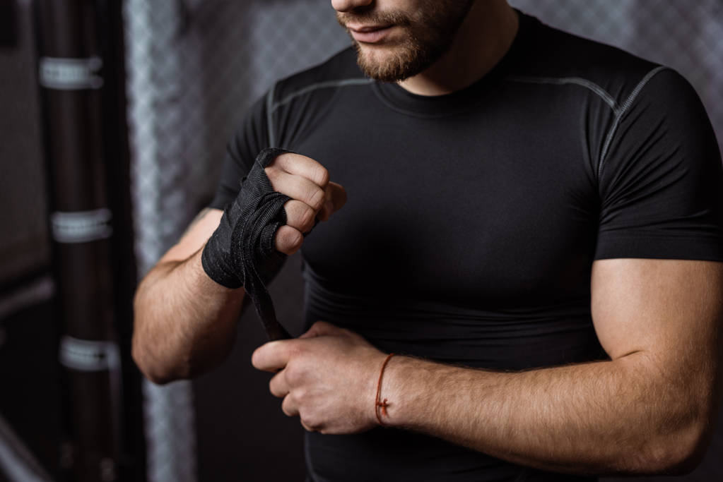 Boxerbund umwickelt Hand mit Verband - Foto, Bild