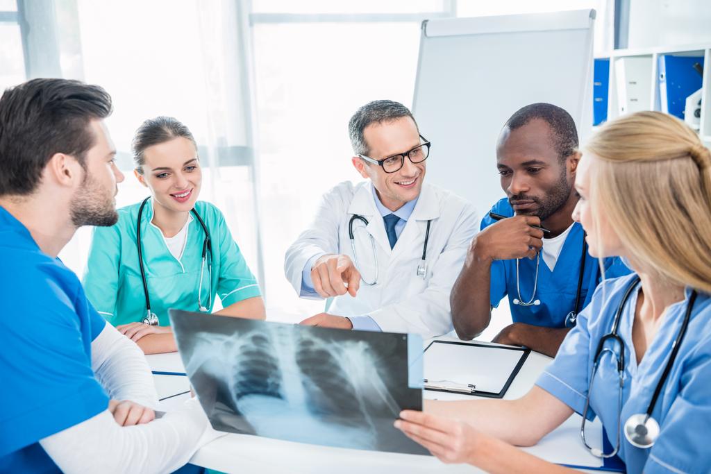 équipe de médecins discutant de la radiographie
 - Photo, image