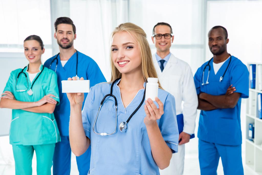 infirmière tenant boîte et pot de pilules
 - Photo, image