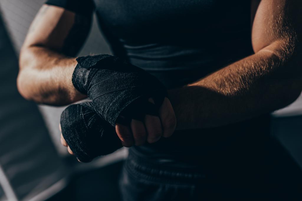 boxer enveloppant les mains avec des bandages
 - Photo, image
