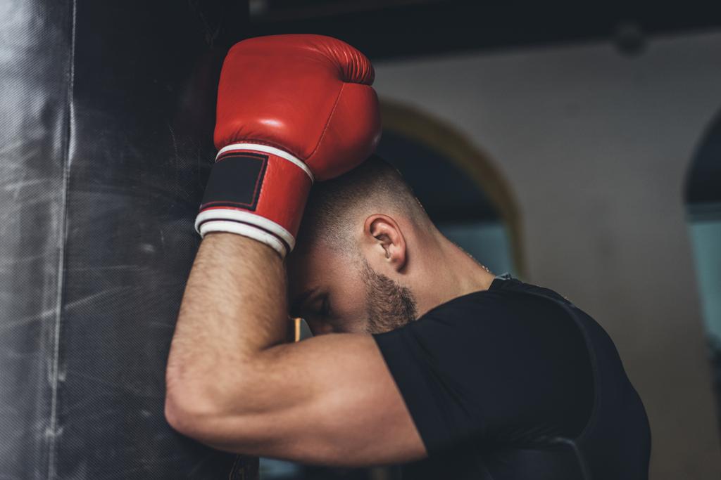 mladý boxer s boxovací pytel - Fotografie, Obrázek