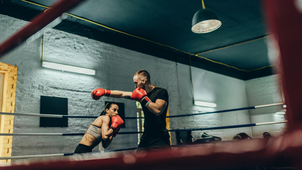 entrenamiento de boxeadores en el ring de boxeo
 - Foto, imagen