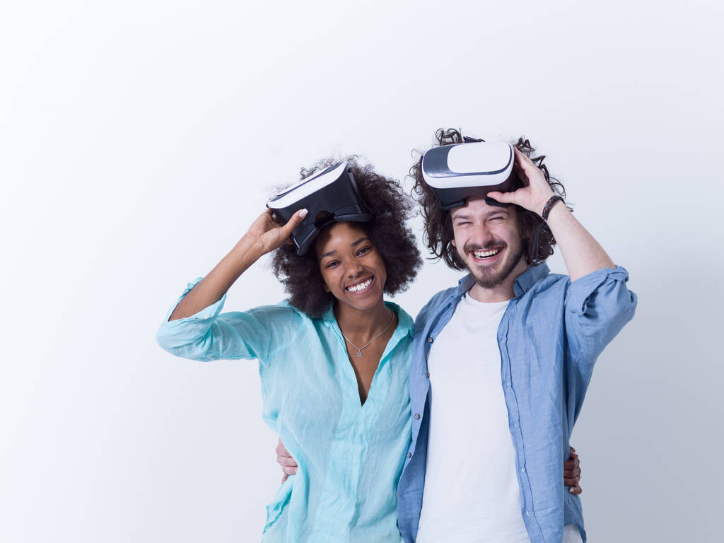 pareja multiétnica usando gafas VR
 - Foto, Imagen